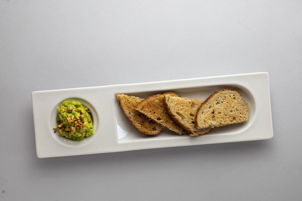 Авокадо с шам фъстък  - 100 гр. / Avocado, pistachios, mint, garlic, olive oil, lemon