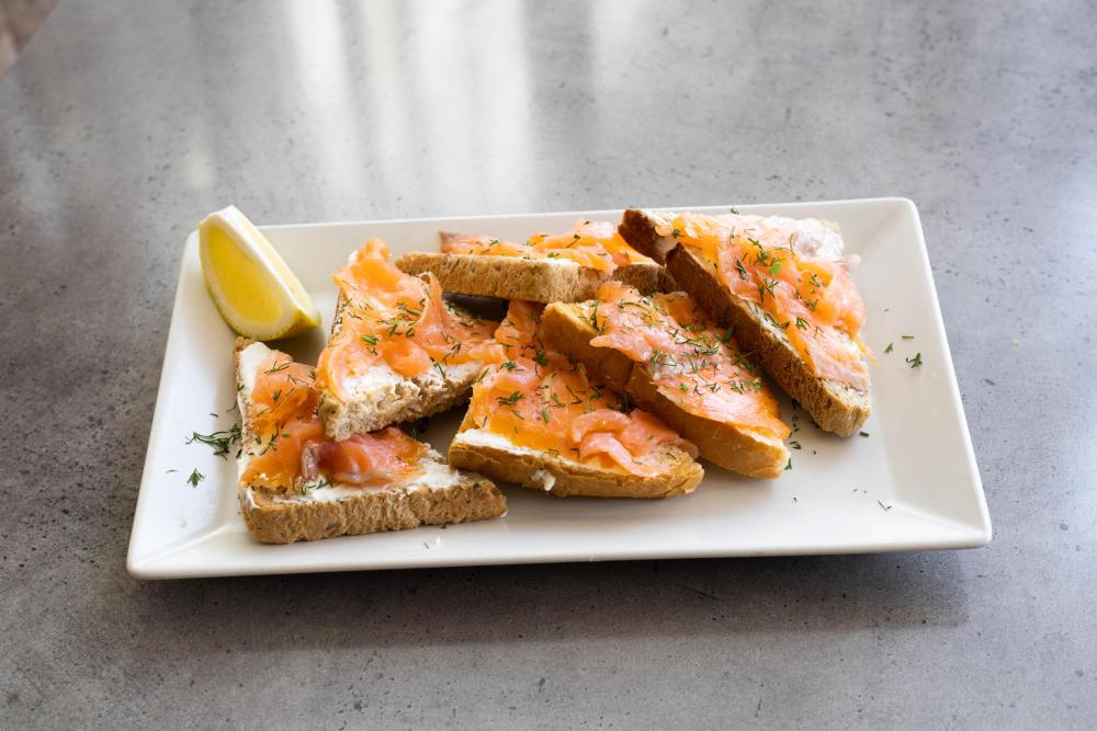 Пушена норвежка сьомга с крема сирене - 100 гр. / Smoked Nordic salmon, cream cheese,, lemon, tost